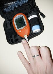 Odolean glukosa maila neurtzea intsulina dosiak 1 diabetesa mota batekin zuzentzeko